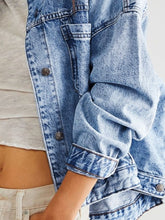 Load image into Gallery viewer, Pocketed Button Up Denim Jacket