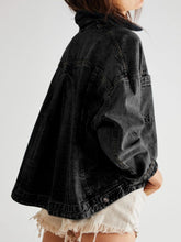 Load image into Gallery viewer, Pocketed Button Up Denim Jacket